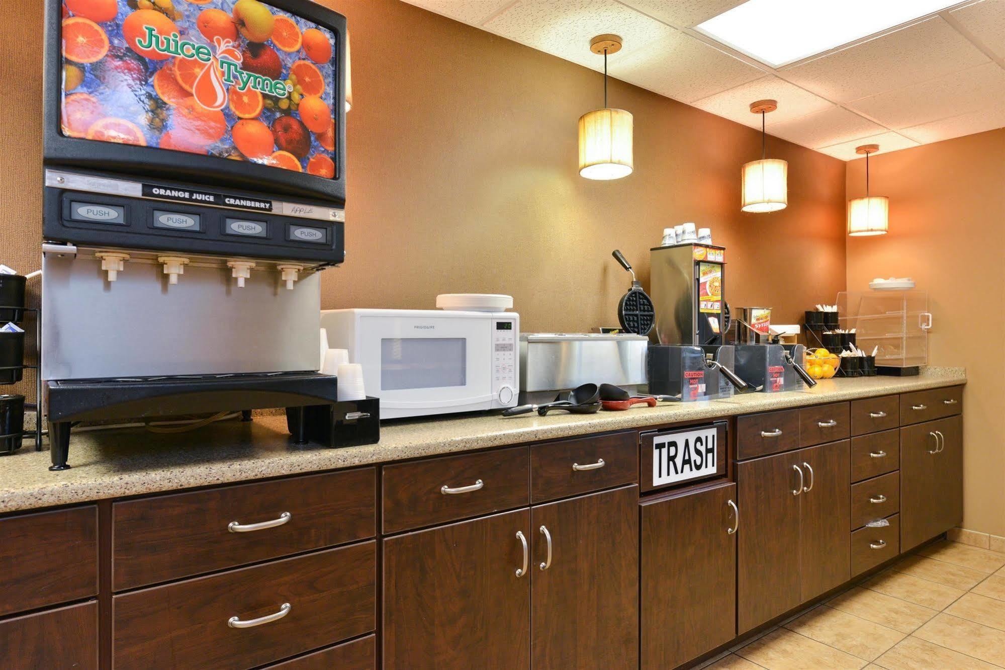 Corn Palace Inn Мичъл Екстериор снимка